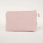 Precioso neceser bebé personalizable con la inicial o nombre del bebé donde podrás poner las cositas necesarias para su aseo, tanto si vas de paseo como de viaje. Neceser de piqué waffle algodón Interior forrado con tela impermeable. Medidas aprox. 25cm x 16cm ancho de base 10cm Color rosa oscuro