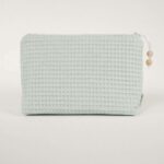 Precioso neceser bebé personalizable con la inicial o nombre del bebé donde podrás poner las cositas necesarias para su aseo, tanto si vas de paseo como de viaje. Neceser de piqué waffle algodón Interior forrado con tela impermeable. Medidas aprox. 25cm x 16cm ancho de base 10cm Color verde menta