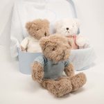 Osito peluche TEDDY Peluche fabricado por Artesavi hecho a mano y confeccionado utilizando materiales de la más alta calidad, sus superficies son lavables. Este producto dispone de los ensayos de laboratorio y certificados según normativa Europea EN71-1 / EN71-2 / EN71-3 , estando exentos de tintes tóxicos y partes peligrosas garantizando así la total seguridad para los más pequeños. Medida.- 28cm Personalizable Color.- Marrón