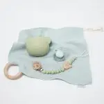 Pack regalo Hi Baby compuesto por Doudou muselina con aro de madera natural de haya, personalizado con el nombre del bebé. La muselina es una tela de algodón orgánico muy suave,manejable, cómoda, esponjosa, ligera y agradable al tacto, tambien se denomina gasa de algodón. Todas las telas que utilizamos para el doudou muselina están certificadas con el sello STANDARD 100 by OEKO-TEX® que garantiza la ausencia de sustancias nocivas en el producto, esencial para el contacto directo con la piel para bebes y niñ@s de hasta tres años. Doudou muselina de doble capa, las medidas son 40cm x 40cm. Será uno de sus juguetes favoritos a modo de doudou. Para los más pequeños es muy fácil cogerlo, agarrarlo con fuerza y manejarlo. Calmará al bebé cuando empiece con la dentición. También se puede sustituir el aro por el chupete, actuando como chupetero. Personalizado el aro de madera con el nombre del bebé, confección artesanal elaborado por Hi Baby! Este guardachupetes bebé de silicona es perfecto para conservar los chupetes limpios hasta su uso, evitar que se pierdan y lo mejor, tenerlos siempre a mano cuando se necesita, con esta funda para chupetes colocada en las asas del cochecito se podrá recuperar rápidamente el chupete de bebé sin tener que buscar en su bolsa. El portachupetes es un accesorio clave y sobretodo muy práctico en cada salida, siendo el lugar ideal para guardar y mantenerlo siempre alejado de gérmenes y bacterias. El portachupetes para bebé es un accesorio esencial para muchos padres, ya que permite llevar y almacenar los chupetes del bebé de manera higiénica y organizada, puede guardar hasta 2 chupetes, y así disponer de un segundo chupete de repuesto, su tamaño compacto permite guardarla en cualquier bolsillo, pero si lo cuelgas del carro, lo agradecerás. Su correa de silicona facilita el transporte y evita que se pierda, puede ser útil para colgar el portachupetes del cochecito, de la bolsa del pañal o la muñeca del adulto