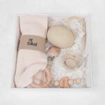 Pack regalo Hi Baby compuesto por Doudou muselina con aro de madera natural de haya, personalizado con el nombre del bebé. La muselina es una tela de algodón orgánico muy suave,manejable, cómoda, esponjosa, ligera y agradable al tacto, tambien se denomina gasa de algodón. Todas las telas que utilizamos para el doudou muselina están certificadas con el sello STANDARD 100 by OEKO-TEX® que garantiza la ausencia de sustancias nocivas en el producto, esencial para el contacto directo con la piel para bebes y niñ@s de hasta tres años. Doudou muselina de doble capa, las medidas son 40cm x 40cm. Será uno de sus juguetes favoritos a modo de doudou. Para los más pequeños es muy fácil cogerlo, agarrarlo con fuerza y manejarlo. Calmará al bebé cuando empiece con la dentición. También se puede sustituir el aro por el chupete, actuando como chupetero. Personalizado el aro de madera con el nombre del bebé, confección artesanal elaborado por Hi Baby! Este guardachupetes bebé de silicona es perfecto para conservar los chupetes limpios hasta su uso, evitar que se pierdan y lo mejor, tenerlos siempre a mano cuando se necesita, con esta funda para chupetes colocada en las asas del cochecito se podrá recuperar rápidamente el chupete de bebé sin tener que buscar en su bolsa. El portachupetes es un accesorio clave y sobretodo muy práctico en cada salida, siendo el lugar ideal para guardar y mantenerlo siempre alejado de gérmenes y bacterias. El portachupetes para bebé es un accesorio esencial para muchos padres, ya que permite llevar y almacenar los chupetes del bebé de manera higiénica y organizada, puede guardar hasta 2 chupetes, y así disponer de un segundo chupete de repuesto, su tamaño compacto permite guardarla en cualquier bolsillo, pero si lo cuelgas del carro, lo agradecerás. Su correa de silicona facilita el transporte y evita que se pierda, puede ser útil para colgar el portachupetes del cochecito, de la bolsa del pañal o la muñeca del adult