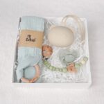 Pack regalo Hi Baby compuesto por Doudou muselina con aro de madera natural de haya, personalizado con el nombre del bebé. La muselina es una tela de algodón orgánico muy suave,manejable, cómoda, esponjosa, ligera y agradable al tacto, tambien se denomina gasa de algodón. Todas las telas que utilizamos para el doudou muselina están certificadas con el sello STANDARD 100 by OEKO-TEX® que garantiza la ausencia de sustancias nocivas en el producto, esencial para el contacto directo con la piel para bebes y niñ@s de hasta tres años. Doudou muselina de doble capa, las medidas son 30cm x 30cm. Será uno de sus juguetes favoritos a modo de doudou. Para los más pequeños es muy fácil cogerlo, agarrarlo con fuerza y manejarlo. Calmará al bebé cuando empiece con la dentición. También se puede sustituir el aro por el chupete, actuando como chupetero. Personalizado el aro de madera con el nombre del bebé, confección artesanal elaborado por Hi Baby! Este guardachupetes bebé de silicona es perfecto para conservar los chupetes limpios hasta su uso, evitar que se pierdan y lo mejor, tenerlos siempre a mano cuando se necesita, con esta funda para chupetes colocada en las asas del cochecito se podrá recuperar rápidamente el chupete de bebé sin tener que buscar en su bolsa. El portachupetes es un accesorio clave y sobretodo muy práctico en cada salida, siendo el lugar ideal para guardar y mantenerlo siempre alejado de gérmenes y bacterias. El portachupetes para bebé es un accesorio esencial para muchos padres, ya que permite llevar y almacenar los chupetes del bebé de manera higiénica y organizada, puede guardar hasta 2 chupetes, y así disponer de un segundo chupete de repuesto, su tamaño compacto permite guardarla en cualquier bolsillo, pero si lo cuelgas del carro, lo agradecerás. Su correa de silicona facilita el transporte y evita que se pierda, puede ser útil para colgar el portachupetes del cochecito, de la bolsa del pañal o la muñeca del adult