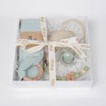 Pack regalo Hi Baby compuesto por Doudou muselina con aro de madera natural de haya, personalizado con el nombre del bebé. La muselina es una tela de algodón orgánico muy suave,manejable, cómoda, esponjosa, ligera y agradable al tacto, tambien se denomina gasa de algodón. Todas las telas que utilizamos para el doudou muselina están certificadas con el sello STANDARD 100 by OEKO-TEX® que garantiza la ausencia de sustancias nocivas en el producto, esencial para el contacto directo con la piel para bebes y niñ@s de hasta tres años. Doudou muselina de doble capa, las medidas son 30cm x 30cm. Será uno de sus juguetes favoritos a modo de doudou. Para los más pequeños es muy fácil cogerlo, agarrarlo con fuerza y manejarlo. Calmará al bebé cuando empiece con la dentición. También se puede sustituir el aro por el chupete, actuando como chupetero. Personalizado el aro de madera con el nombre del bebé, confección artesanal elaborado por Hi Baby! Este guardachupetes bebé de silicona es perfecto para conservar los chupetes limpios hasta su uso, evitar que se pierdan y lo mejor, tenerlos siempre a mano cuando se necesita, con esta funda para chupetes colocada en las asas del cochecito se podrá recuperar rápidamente el chupete de bebé sin tener que buscar en su bolsa. El portachupetes es un accesorio clave y sobretodo muy práctico en cada salida, siendo el lugar ideal para guardar y mantenerlo siempre alejado de gérmenes y bacterias. El portachupetes para bebé es un accesorio esencial para muchos padres, ya que permite llevar y almacenar los chupetes del bebé de manera higiénica y organizada, puede guardar hasta 2 chupetes, y así disponer de un segundo chupete de repuesto, su tamaño compacto permite guardarla en cualquier bolsillo, pero si lo cuelgas del carro, lo agradecerás. Su correa de silicona facilita el transporte y evita que se pierda, puede ser útil para colgar el portachupetes del cochecito, de la bolsa del pañal o la muñeca del adult