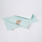 Paño de lactancia piqué waffle y rizo algodón, el algodón waffle es una tela muy suave,manejable y cómoda, tremendamente esponjosa adquiere su nombre por los cuadraditos en relieve, que hacen la forma de un gofre o bien de un nido de abeja. Certificación OEKO-TEX STANDARD 100 apto para articulos que puedan estar en contacto directo con la piel para bebes y niñ@s de hasta tres años.medidas 35cm X 23cm.