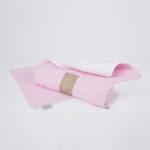 Paño de lactancia piqué waffle y rizo algodón, el algodón waffle es una tela muy suave,manejable y cómoda, tremendamente esponjosa adquiere su nombre por los cuadraditos en relieve, que hacen la forma de un gofre o bien de un nido de abeja. Certificación OEKO-TEX STANDARD 100 apto para articulos que puedan estar en contacto directo con la piel para bebes y niñ@s de hasta tres años.medidas 35cm X 23cm.