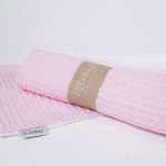 Paño de lactancia piqué waffle y rizo algodón, el algodón waffle es una tela muy suave,manejable y cómoda, tremendamente esponjosa adquiere su nombre por los cuadraditos en relieve, que hacen la forma de un gofre o bien de un nido de abeja. Certificación OEKO-TEX STANDARD 100 apto para articulos que puedan estar en contacto directo con la piel para bebes y niñ@s de hasta tres años.medidas 35cm X 23cm.