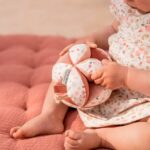 Pelota Montessori Flores & Mariposas de Little Dutch Esta bola de agarre con su forma interesante es un gran desafío para su pequeño. Hay muchos lugares para agarrar y explorar con diferentes texturas y patrones. Es fácil de levantar para las manos pequeñas y cuando se mueve, el alegre sonido de la campana animará a su bebé. En la dulce decoración de Flores y Mariposas, los nudos fáciles de agarrar y las diversas etiquetas estimularán los sentidos, desarrollarán el agarre y mantendrán a su bebé ocupado en el parque. Medidas 12 x 12 x 12cm