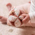 Pelota Montessori Flores & Mariposas de Little Dutch Esta bola de agarre con su forma interesante es un gran desafío para su pequeño. Hay muchos lugares para agarrar y explorar con diferentes texturas y patrones. Es fácil de levantar para las manos pequeñas y cuando se mueve, el alegre sonido de la campana animará a su bebé. En la dulce decoración de Flores y Mariposas, los nudos fáciles de agarrar y las diversas etiquetas estimularán los sentidos, desarrollarán el agarre y mantendrán a su bebé ocupado en el parque. Medidas 12 x 12 x 12cm