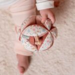 Pelota Montessori Flores & Mariposas de Little Dutch Esta bola de agarre con su forma interesante es un gran desafío para su pequeño. Hay muchos lugares para agarrar y explorar con diferentes texturas y patrones. Es fácil de levantar para las manos pequeñas y cuando se mueve, el alegre sonido de la campana animará a su bebé. En la dulce decoración de Flores y Mariposas, los nudos fáciles de agarrar y las diversas etiquetas estimularán los sentidos, desarrollarán el agarre y mantendrán a su bebé ocupado en el parque. Medidas 12 x 12 x 12cm