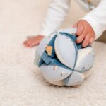Pelota Montessori Sailors Bay de Little Dutch Esta bola de agarre con su forma interesante es un gran desafío para su pequeño. Hay muchos lugares para agarrar y explorar con diferentes texturas y patrones. Es fácil de levantar para las manos pequeñas y cuando se mueve, el alegre sonido de la campana animará a su bebé. En la dulce decoración de Sailors Bay, los nudos fáciles de agarrar y las diversas etiquetas estimularán los sentidos, desarrollarán el agarre y mantendrán a su bebé ocupado en el parque. Medidas 12 x 12 x 12cm