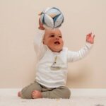 Pelota Montessori Sailors Bay de Little Dutch Esta bola de agarre con su forma interesante es un gran desafío para su pequeño. Hay muchos lugares para agarrar y explorar con diferentes texturas y patrones. Es fácil de levantar para las manos pequeñas y cuando se mueve, el alegre sonido de la campana animará a su bebé. En la dulce decoración de Sailors Bay, los nudos fáciles de agarrar y las diversas etiquetas estimularán los sentidos, desarrollarán el agarre y mantendrán a su bebé ocupado en el parque. Medidas 12 x 12 x 12cm