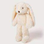 Peluche personalizado Sven – Un Amigo Suave Sven, el conejito color crema, es un compañero increíblemente suave y mimoso que rápidamente se convertirá en el favorito de los más pequeños. Con su sedoso pelaje y sus ojos marrones bordados, brinda una sensación de confort y calidez. Como parte de la colección Ecofriends, Sven se elabora cuidadosamente pensando en el medio ambiente. Su peluche cuenta con la certificación Oeko-Tex (22.HCN.21184 HOHENSTEIN HTTI) y su relleno está hecho de botellas de PET recicladas, contribuyendo así a un futuro más sostenible. Un regalo perfecto para cumpleaños, bautizos o cualquier ocasión especial. Con su encanto y compromiso con los niños y el planeta, Sven es un amigo entrañable para toda una vida de aventuras. Va personalizado mediante bordado en la oreja, realizado por Hi Baby! Medida: 30cm Marca: Teddykompaniet Material: Tejido con certificación Oeko-Tex (22.HCN.21184 HOHENSTEIN HTTI), Lavable a 40 grados.