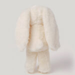 Peluche personalizado Sven – Un Amigo Suave Sven, el conejito color crema, es un compañero increíblemente suave y mimoso que rápidamente se convertirá en el favorito de los más pequeños. Con su sedoso pelaje y sus ojos marrones bordados, brinda una sensación de confort y calidez. Como parte de la colección Ecofriends, Sven se elabora cuidadosamente pensando en el medio ambiente. Su peluche cuenta con la certificación Oeko-Tex (22.HCN.21184 HOHENSTEIN HTTI) y su relleno está hecho de botellas de PET recicladas, contribuyendo así a un futuro más sostenible. Un regalo perfecto para cumpleaños, bautizos o cualquier ocasión especial. Con su encanto y compromiso con los niños y el planeta, Sven es un amigo entrañable para toda una vida de aventuras. Va personalizado mediante bordado en la oreja, realizado por Hi Baby! Medida: 30cm Marca: Teddykompaniet Material: Tejido con certificación Oeko-Tex (22.HCN.21184 HOHENSTEIN HTTI), Lavable a 40 grados.