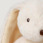 Peluche personalizado Sven – Un Amigo Suave Sven, el conejito color crema, es un compañero increíblemente suave y mimoso que rápidamente se convertirá en el favorito de los más pequeños. Con su sedoso pelaje y sus ojos marrones bordados, brinda una sensación de confort y calidez. Como parte de la colección Ecofriends, Sven se elabora cuidadosamente pensando en el medio ambiente. Su peluche cuenta con la certificación Oeko-Tex (22.HCN.21184 HOHENSTEIN HTTI) y su relleno está hecho de botellas de PET recicladas, contribuyendo así a un futuro más sostenible. Un regalo perfecto para cumpleaños, bautizos o cualquier ocasión especial. Con su encanto y compromiso con los niños y el planeta, Sven es un amigo entrañable para toda una vida de aventuras. Va personalizado mediante bordado en la oreja, realizado por Hi Baby! Medida: 30cm Marca: Teddykompaniet Material: Tejido con certificación Oeko-Tex (22.HCN.21184 HOHENSTEIN HTTI), Lavable a 40 grados.