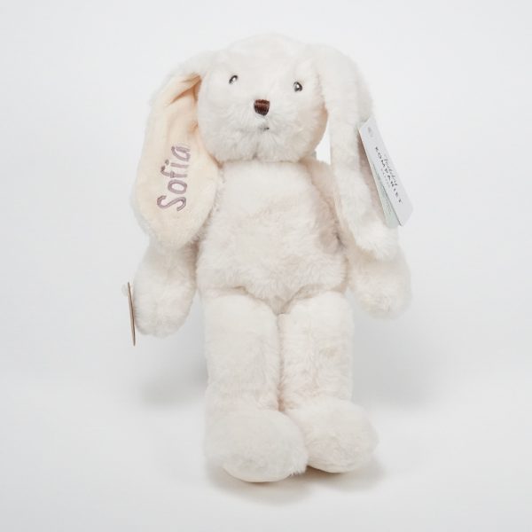 Peluche personalizado Sven – Un Amigo Suave Sven, el conejito color crema, es un compañero increíblemente suave y mimoso que rápidamente se convertirá en el favorito de los más pequeños. Con su sedoso pelaje y sus ojos marrones bordados, brinda una sensación de confort y calidez. Como parte de la colección Ecofriends, Sven se elabora cuidadosamente pensando en el medio ambiente. Su peluche cuenta con la certificación Oeko-Tex (22.HCN.21184 HOHENSTEIN HTTI) y su relleno está hecho de botellas de PET recicladas, contribuyendo así a un futuro más sostenible. Un regalo perfecto para cumpleaños, bautizos o cualquier ocasión especial. Con su encanto y compromiso con los niños y el planeta, Sven es un amigo entrañable para toda una vida de aventuras. Va personalizado mediante bordado en la oreja, realizado por Hi Baby! Medida: 30cm Marca: Teddykompaniet Material: Tejido con certificación Oeko-Tex (22.HCN.21184 HOHENSTEIN HTTI), Lavable a 40 grados.