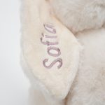 Peluche personalizado Sven – Un Amigo Suave Sven, el conejito color crema, es un compañero increíblemente suave y mimoso que rápidamente se convertirá en el favorito de los más pequeños. Con su sedoso pelaje y sus ojos marrones bordados, brinda una sensación de confort y calidez. Como parte de la colección Ecofriends, Sven se elabora cuidadosamente pensando en el medio ambiente. Su peluche cuenta con la certificación Oeko-Tex (22.HCN.21184 HOHENSTEIN HTTI) y su relleno está hecho de botellas de PET recicladas, contribuyendo así a un futuro más sostenible. Un regalo perfecto para cumpleaños, bautizos o cualquier ocasión especial. Con su encanto y compromiso con los niños y el planeta, Sven es un amigo entrañable para toda una vida de aventuras. Va personalizado mediante bordado en la oreja, realizado por Hi Baby! Medida: 30cm Marca: Teddykompaniet Material: Tejido con certificación Oeko-Tex (22.HCN.21184 HOHENSTEIN HTTI), Lavable a 40 grados.
