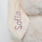 Peluche personalizado Sven – Un Amigo Suave Sven, el conejito color crema, es un compañero increíblemente suave y mimoso que rápidamente se convertirá en el favorito de los más pequeños. Con su sedoso pelaje y sus ojos marrones bordados, brinda una sensación de confort y calidez. Como parte de la colección Ecofriends, Sven se elabora cuidadosamente pensando en el medio ambiente. Su peluche cuenta con la certificación Oeko-Tex (22.HCN.21184 HOHENSTEIN HTTI) y su relleno está hecho de botellas de PET recicladas, contribuyendo así a un futuro más sostenible. Un regalo perfecto para cumpleaños, bautizos o cualquier ocasión especial. Con su encanto y compromiso con los niños y el planeta, Sven es un amigo entrañable para toda una vida de aventuras. Va personalizado mediante bordado en la oreja, realizado por Hi Baby! Medida: 30cm Marca: Teddykompaniet Material: Tejido con certificación Oeko-Tex (22.HCN.21184 HOHENSTEIN HTTI), Lavable a 40 grados.