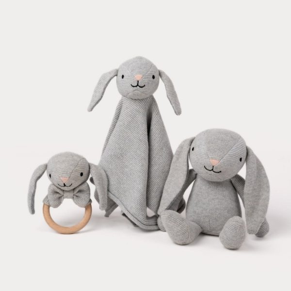 Set de regalo para bebé ORGANIC BUNNY regalo para recién nacido: Conejito marca Teddykompaniet. Este adorable conejito tejido está hecho de 100% algodón, ofreciendo una textura suave y reconfortante para que los bebés lo abracen y jueguen con él. Con su diseño atemporal y hermosos detalles, este conejito se convierte en un compañero inseparable para jugar y descansar. Manta de apego de punto con conejito Esta adorable mantita de apego, con un tierno conejito, tiene una textura de punto suave y detalles preciosos, convirtiéndola en una compañera reconfortante y acogedora para tu bebé. Hecha de 100% algodón, ofrece una sensación natural y relajante, perfecta para que las manitas de tu bebé la abracen y la cuiden. La colección Organic Bunny ofrece un diseño atemporal y una textura única, apreciada tanto por bebés como por padres. Esta mantita de apego es un regalo maravilloso para un recién nacido, ya sea para un bautizo, un baby shower o como parte de una rutina relajante a la hora de dormir. Material: 100% algodón, relleno de polyester. Sonajero Este adorable sonajero de conejito tiene una textura de punto que proporciona una sensación suave y reconfortante para las manitas del bebé. Hecho de 100% algodón con un anillo de madera, es seguro y estimulante, favoreciendo el desarrollo motor del bebé. Dimensiones y color del Set de regalo para bebé ORGANIC BUNNY : Tamaño manta de apego: 28 cm Tamaño peluche bunny: 24 cm Tamaño rattle: 16 cm Color: gris.
