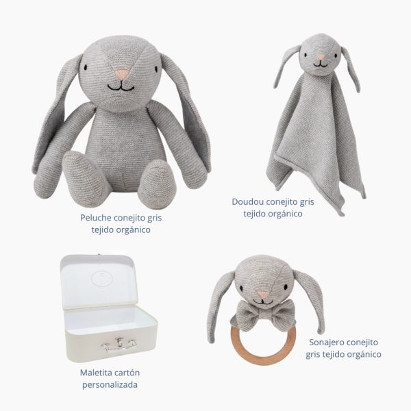 Set de regalo para bebé ORGANIC BUNNY regalo para recién nacido: Conejito marca Teddykompaniet. Este adorable conejito tejido está hecho de 100% algodón, ofreciendo una textura suave y reconfortante para que los bebés lo abracen y jueguen con él. Con su diseño atemporal y hermosos detalles, este conejito se convierte en un compañero inseparable para jugar y descansar. Manta de apego de punto con conejito Esta adorable mantita de apego, con un tierno conejito, tiene una textura de punto suave y detalles preciosos, convirtiéndola en una compañera reconfortante y acogedora para tu bebé. Hecha de 100% algodón, ofrece una sensación natural y relajante, perfecta para que las manitas de tu bebé la abracen y la cuiden. La colección Organic Bunny ofrece un diseño atemporal y una textura única, apreciada tanto por bebés como por padres. Esta mantita de apego es un regalo maravilloso para un recién nacido, ya sea para un bautizo, un baby shower o como parte de una rutina relajante a la hora de dormir. Material: 100% algodón, relleno de polyester. Sonajero Este adorable sonajero de conejito tiene una textura de punto que proporciona una sensación suave y reconfortante para las manitas del bebé. Hecho de 100% algodón con un anillo de madera, es seguro y estimulante, favoreciendo el desarrollo motor del bebé. Dimensiones y color del Set de regalo para bebé ORGANIC BUNNY : Tamaño manta de apego: 28 cm Tamaño peluche bunny: 24 cm Tamaño rattle: 16 cm Color: gris.