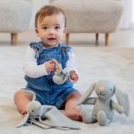 Set de regalo para bebé ORGANIC BUNNY regalo para recién nacido: Conejito marca Teddykompaniet. Este adorable conejito tejido está hecho de 100% algodón, ofreciendo una textura suave y reconfortante para que los bebés lo abracen y jueguen con él. Con su diseño atemporal y hermosos detalles, este conejito se convierte en un compañero inseparable para jugar y descansar. Manta de apego de punto con conejito Esta adorable mantita de apego, con un tierno conejito, tiene una textura de punto suave y detalles preciosos, convirtiéndola en una compañera reconfortante y acogedora para tu bebé. Hecha de 100% algodón, ofrece una sensación natural y relajante, perfecta para que las manitas de tu bebé la abracen y la cuiden. La colección Organic Bunny ofrece un diseño atemporal y una textura única, apreciada tanto por bebés como por padres. Esta mantita de apego es un regalo maravilloso para un recién nacido, ya sea para un bautizo, un baby shower o como parte de una rutina relajante a la hora de dormir. Material: 100% algodón, relleno de polyester. Sonajero Este adorable sonajero de conejito tiene una textura de punto que proporciona una sensación suave y reconfortante para las manitas del bebé. Hecho de 100% algodón con un anillo de madera, es seguro y estimulante, favoreciendo el desarrollo motor del bebé. Dimensiones y color del Set de regalo para bebé ORGANIC BUNNY : Tamaño manta de apego: 28 cm Tamaño peluche bunny: 24 cm Tamaño rattle: 16 cm Color: gris.