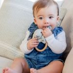 Set de regalo para bebé ORGANIC BUNNY regalo para recién nacido: Conejito marca Teddykompaniet. Este adorable conejito tejido está hecho de 100% algodón, ofreciendo una textura suave y reconfortante para que los bebés lo abracen y jueguen con él. Con su diseño atemporal y hermosos detalles, este conejito se convierte en un compañero inseparable para jugar y descansar. Manta de apego de punto con conejito Esta adorable mantita de apego, con un tierno conejito, tiene una textura de punto suave y detalles preciosos, convirtiéndola en una compañera reconfortante y acogedora para tu bebé. Hecha de 100% algodón, ofrece una sensación natural y relajante, perfecta para que las manitas de tu bebé la abracen y la cuiden. La colección Organic Bunny ofrece un diseño atemporal y una textura única, apreciada tanto por bebés como por padres. Esta mantita de apego es un regalo maravilloso para un recién nacido, ya sea para un bautizo, un baby shower o como parte de una rutina relajante a la hora de dormir. Material: 100% algodón, relleno de polyester. Sonajero Este adorable sonajero de conejito tiene una textura de punto que proporciona una sensación suave y reconfortante para las manitas del bebé. Hecho de 100% algodón con un anillo de madera, es seguro y estimulante, favoreciendo el desarrollo motor del bebé. Dimensiones y color del Set de regalo para bebé ORGANIC BUNNY : Tamaño manta de apego: 28 cm Tamaño peluche bunny: 24 cm Tamaño rattle: 16 cm Color: gris.