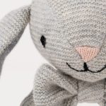 Set de regalo para bebé ORGANIC BUNNY regalo para recién nacido: Conejito marca Teddykompaniet. Este adorable conejito tejido está hecho de 100% algodón, ofreciendo una textura suave y reconfortante para que los bebés lo abracen y jueguen con él. Con su diseño atemporal y hermosos detalles, este conejito se convierte en un compañero inseparable para jugar y descansar. Manta de apego de punto con conejito Esta adorable mantita de apego, con un tierno conejito, tiene una textura de punto suave y detalles preciosos, convirtiéndola en una compañera reconfortante y acogedora para tu bebé. Hecha de 100% algodón, ofrece una sensación natural y relajante, perfecta para que las manitas de tu bebé la abracen y la cuiden. La colección Organic Bunny ofrece un diseño atemporal y una textura única, apreciada tanto por bebés como por padres. Esta mantita de apego es un regalo maravilloso para un recién nacido, ya sea para un bautizo, un baby shower o como parte de una rutina relajante a la hora de dormir. Material: 100% algodón, relleno de polyester. Sonajero Este adorable sonajero de conejito tiene una textura de punto que proporciona una sensación suave y reconfortante para las manitas del bebé. Hecho de 100% algodón con un anillo de madera, es seguro y estimulante, favoreciendo el desarrollo motor del bebé. Dimensiones y color del Set de regalo para bebé ORGANIC BUNNY : Tamaño manta de apego: 28 cm Tamaño peluche bunny: 24 cm Tamaño rattle: 16 cm Color: gris.