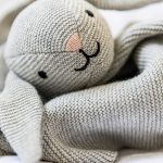 Set de regalo para bebé ORGANIC BUNNY regalo para recién nacido: Conejito marca Teddykompaniet. Este adorable conejito tejido está hecho de 100% algodón, ofreciendo una textura suave y reconfortante para que los bebés lo abracen y jueguen con él. Con su diseño atemporal y hermosos detalles, este conejito se convierte en un compañero inseparable para jugar y descansar. Manta de apego de punto con conejito Esta adorable mantita de apego, con un tierno conejito, tiene una textura de punto suave y detalles preciosos, convirtiéndola en una compañera reconfortante y acogedora para tu bebé. Hecha de 100% algodón, ofrece una sensación natural y relajante, perfecta para que las manitas de tu bebé la abracen y la cuiden. La colección Organic Bunny ofrece un diseño atemporal y una textura única, apreciada tanto por bebés como por padres. Esta mantita de apego es un regalo maravilloso para un recién nacido, ya sea para un bautizo, un baby shower o como parte de una rutina relajante a la hora de dormir. Material: 100% algodón, relleno de polyester. Sonajero Este adorable sonajero de conejito tiene una textura de punto que proporciona una sensación suave y reconfortante para las manitas del bebé. Hecho de 100% algodón con un anillo de madera, es seguro y estimulante, favoreciendo el desarrollo motor del bebé. Dimensiones y color del Set de regalo para bebé ORGANIC BUNNY : Tamaño manta de apego: 28 cm Tamaño peluche bunny: 24 cm Tamaño rattle: 16 cm Color: gris.