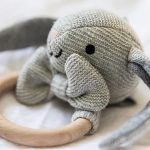 Set de regalo para bebé ORGANIC BUNNY regalo para recién nacido: Conejito marca Teddykompaniet. Este adorable conejito tejido está hecho de 100% algodón, ofreciendo una textura suave y reconfortante para que los bebés lo abracen y jueguen con él. Con su diseño atemporal y hermosos detalles, este conejito se convierte en un compañero inseparable para jugar y descansar. Manta de apego de punto con conejito Esta adorable mantita de apego, con un tierno conejito, tiene una textura de punto suave y detalles preciosos, convirtiéndola en una compañera reconfortante y acogedora para tu bebé. Hecha de 100% algodón, ofrece una sensación natural y relajante, perfecta para que las manitas de tu bebé la abracen y la cuiden. La colección Organic Bunny ofrece un diseño atemporal y una textura única, apreciada tanto por bebés como por padres. Esta mantita de apego es un regalo maravilloso para un recién nacido, ya sea para un bautizo, un baby shower o como parte de una rutina relajante a la hora de dormir. Material: 100% algodón, relleno de polyester. Sonajero Este adorable sonajero de conejito tiene una textura de punto que proporciona una sensación suave y reconfortante para las manitas del bebé. Hecho de 100% algodón con un anillo de madera, es seguro y estimulante, favoreciendo el desarrollo motor del bebé. Dimensiones y color del Set de regalo para bebé ORGANIC BUNNY : Tamaño manta de apego: 28 cm Tamaño peluche bunny: 24 cm Tamaño rattle: 16 cm Color: gris.