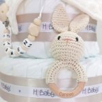 Mordedor sonajero crochet orejitas con aro de madera de haya personalizado. 15 cm