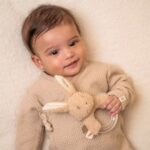 El sonajero de anillo de la colección Baby Bunny de Little Dutch es un amigo suavecito y estimulante para tu bebé. Con su lindo conejito y sus suaves sonidos de cascabel, proporciona diversión a la hora de jugar y desarrollo sensorial. Perfecto para manos pequeñas. Medidas 13,5cm x 11cm x 6 cm