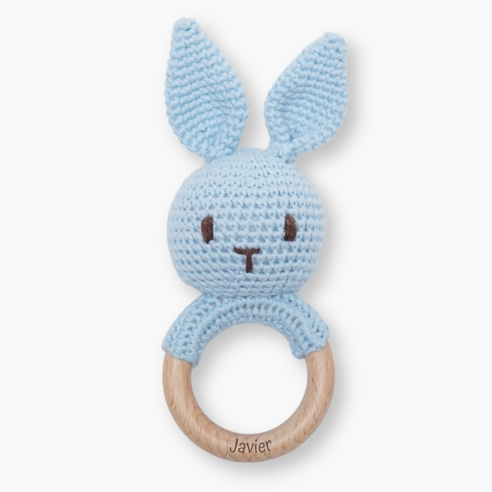 Sonajero crochet conejo personalizado con diseño de conejito, ideal para acompañar los primeros descubrimientos del bebé. Gracias a su diseño minimalista y personalizado, se convierte en un recuerdo único y especial que las familias conservarán con cariño. El aro de madera natural incluye el nombre del bebé grabado con láser, aportando a este sonajero crochet para bebé un acabado elegante, fino y duradero. Esta personalización convierte cada pieza en un detalle exclusivo y muy especial para regalar. Cada sonajero crochet personalizado con nombre está pensado para crear un recuerdo bonito desde los primeros meses del bebé. El tamaño del anillo es ideal para la mano del bebé y su textura suave y delicada es perfecta para la estimulación táctil ayudando a desarrollar la motricidad fina del bebé.