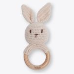 Sonajero crochet conejo personalizado con diseño de conejito, ideal para acompañar los primeros descubrimientos del bebé. Gracias a su diseño minimalista y personalizado, se convierte en un recuerdo único y especial que las familias conservarán con cariño. El aro de madera natural incluye el nombre del bebé grabado con láser, aportando a este sonajero crochet para bebé un acabado elegante, fino y duradero. Esta personalización convierte cada pieza en un detalle exclusivo y muy especial para regalar. Cada sonajero crochet personalizado con nombre está pensado para crear un recuerdo bonito desde los primeros meses del bebé. El tamaño del anillo es ideal para la mano del bebé y su textura suave y delicada es perfecta para la estimulación táctil ayudando a desarrollar la motricidad fina del bebé.