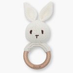Sonajero crochet conejo personalizado con diseño de conejito, ideal para acompañar los primeros descubrimientos del bebé. Gracias a su diseño minimalista y personalizado, se convierte en un recuerdo único y especial que las familias conservarán con cariño. El aro de madera natural incluye el nombre del bebé grabado con láser, aportando a este sonajero crochet para bebé un acabado elegante, fino y duradero. Esta personalización convierte cada pieza en un detalle exclusivo y muy especial para regalar. Cada sonajero crochet personalizado con nombre está pensado para crear un recuerdo bonito desde los primeros meses del bebé. El tamaño del anillo es ideal para la mano del bebé y su textura suave y delicada es perfecta para la estimulación táctil ayudando a desarrollar la motricidad fina del bebé.
