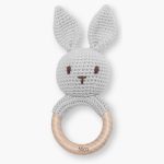 Sonajero crochet conejo personalizado con diseño de conejito, ideal para acompañar los primeros descubrimientos del bebé. Gracias a su diseño minimalista y personalizado, se convierte en un recuerdo único y especial que las familias conservarán con cariño. El aro de madera natural incluye el nombre del bebé grabado con láser, aportando a este sonajero crochet para bebé un acabado elegante, fino y duradero. Esta personalización convierte cada pieza en un detalle exclusivo y muy especial para regalar. Cada sonajero crochet personalizado con nombre está pensado para crear un recuerdo bonito desde los primeros meses del bebé. El tamaño del anillo es ideal para la mano del bebé y su textura suave y delicada es perfecta para la estimulación táctil ayudando a desarrollar la motricidad fina del bebé.