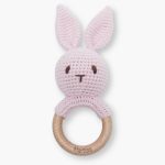 Sonajero crochet conejo personalizado con diseño de conejito, ideal para acompañar los primeros descubrimientos del bebé. Gracias a su diseño minimalista y personalizado, se convierte en un recuerdo único y especial que las familias conservarán con cariño. El aro de madera natural incluye el nombre del bebé grabado con láser, aportando a este sonajero crochet para bebé un acabado elegante, fino y duradero. Esta personalización convierte cada pieza en un detalle exclusivo y muy especial para regalar. Cada sonajero crochet personalizado con nombre está pensado para crear un recuerdo bonito desde los primeros meses del bebé. El tamaño del anillo es ideal para la mano del bebé y su textura suave y delicada es perfecta para la estimulación táctil ayudando a desarrollar la motricidad fina del bebé.