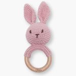 Sonajero crochet conejo personalizado con diseño de conejito, ideal para acompañar los primeros descubrimientos del bebé. Gracias a su diseño minimalista y personalizado, se convierte en un recuerdo único y especial que las familias conservarán con cariño. El aro de madera natural incluye el nombre del bebé grabado con láser, aportando a este sonajero crochet para bebé un acabado elegante, fino y duradero. Esta personalización convierte cada pieza en un detalle exclusivo y muy especial para regalar. Cada sonajero crochet personalizado con nombre está pensado para crear un recuerdo bonito desde los primeros meses del bebé. El tamaño del anillo es ideal para la mano del bebé y su textura suave y delicada es perfecta para la estimulación táctil ayudando a desarrollar la motricidad fina del bebé.