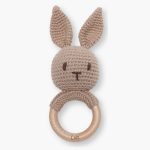 Sonajero crochet conejo personalizado con diseño de conejito, ideal para acompañar los primeros descubrimientos del bebé. Gracias a su diseño minimalista y personalizado, se convierte en un recuerdo único y especial que las familias conservarán con cariño. El aro de madera natural incluye el nombre del bebé grabado con láser, aportando a este sonajero crochet para bebé un acabado elegante, fino y duradero. Esta personalización convierte cada pieza en un detalle exclusivo y muy especial para regalar. Cada sonajero crochet personalizado con nombre está pensado para crear un recuerdo bonito desde los primeros meses del bebé. El tamaño del anillo es ideal para la mano del bebé y su textura suave y delicada es perfecta para la estimulación táctil ayudando a desarrollar la motricidad fina del bebé.