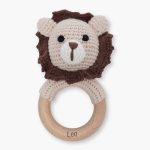 Sonajero crochet león personalizado con diseño de león, ideal para acompañar los primeros descubrimientos del bebé. Gracias a su diseño minimalista y personalizado, se convierte en un recuerdo único y especial que las familias conservarán con cariño. El aro de madera natural incluye el nombre del bebé grabado con láser, aportando a este sonajero crochet para bebé un acabado elegante, fino y duradero. Esta personalización convierte cada pieza en un detalle exclusivo y muy especial para regalar. Cada sonajero crochet personalizado con nombre está pensado para crear un recuerdo bonito desde los primeros meses del bebé. El tamaño del anillo es ideal para la mano del bebé y su textura suave y delicada es perfecta para la estimulación táctil ayudando a desarrollar la motricidad fina del bebé.