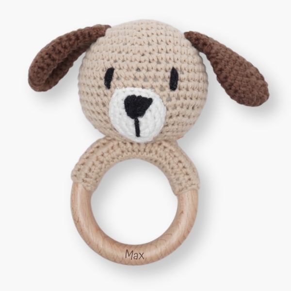 Sonajero crochet perrito personalizado con diseño de perro, ideal para acompañar los primeros descubrimientos del bebé. Gracias a su diseño minimalista y personalizado, se convierte en un recuerdo único y especial que las familias conservarán con cariño. El aro de madera natural incluye el nombre del bebé grabado con láser, aportando a este sonajero crochet para bebé un acabado elegante, fino y duradero. Esta personalización convierte cada pieza en un detalle exclusivo y muy especial para regalar. Cada sonajero crochet personalizado con nombre está pensado para crear un recuerdo bonito desde los primeros meses del bebé. El tamaño del anillo es ideal para la mano del bebé y su textura suave y delicada es perfecta para la estimulación táctil ayudando a desarrollar la motricidad fina del bebé.