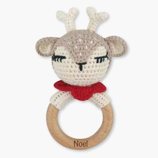 Sonajero crochet reno navideño personalizado, ideal para acompañar los primeros descubrimientos del bebé. Gracias a su diseño minimalista y personalizado, se convierte en un recuerdo único y especial que las familias conservarán con cariño. El aro de madera natural incluye el nombre del bebé grabado con láser, aportando a este sonajero crochet para bebé un acabado elegante, fino y duradero. Esta personalización convierte cada pieza en un detalle exclusivo y muy especial para regalar. Cada sonajero crochet personalizado con nombre está pensado para crear un recuerdo bonito desde los primeros meses del bebé. El tamaño del anillo es ideal para la mano del bebé y su textura suave y delicada es perfecta para la estimulación táctil ayudando a desarrollar la motricidad fina del bebé.