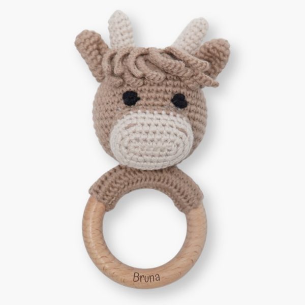 Sonajero crochet vaquita personalizado con diseño de vaca, ideal para acompañar los primeros descubrimientos del bebé. Gracias a su diseño minimalista y personalizado, se convierte en un recuerdo único y especial que las familias conservarán con cariño. El aro de madera natural incluye el nombre del bebé grabado con láser, aportando a este sonajero crochet para bebé un acabado elegante, fino y duradero. Esta personalización convierte cada pieza en un detalle exclusivo y muy especial para regalar. Cada sonajero crochet personalizado con nombre está pensado para crear un recuerdo bonito desde los primeros meses del bebé. El tamaño del anillo es ideal para la mano del bebé y su textura suave y delicada es perfecta para la estimulación táctil ayudando a desarrollar la motricidad fina del bebé.