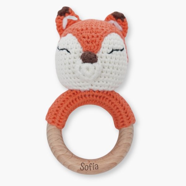 Sonajero crochet zorro personalizado con diseño de zorro, ideal para acompañar los primeros descubrimientos del bebé. Gracias a su diseño minimalista y personalizado, se convierte en un recuerdo único y especial que las familias conservarán con cariño. El aro de madera natural incluye el nombre del bebé grabado con láser, aportando a este sonajero crochet para bebé un acabado elegante, fino y duradero. Esta personalización convierte cada pieza en un detalle exclusivo y muy especial para regalar. Cada sonajero crochet personalizado con nombre está pensado para crear un recuerdo bonito desde los primeros meses del bebé. El tamaño del anillo es ideal para la mano del bebé y su textura suave y delicada es perfecta para la estimulación táctil ayudando a desarrollar la motricidad fina del bebé.