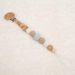 Sujetachupete de crochet y madera de haya natural libre de BPA, PVC, Ftalatos, cadmio y plomo con cordón de nylon de alta resistencia, bajo normativa europea EN12586:2007 (A1:2011) Color azul