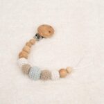 Sujetachupete de crochet y madera de haya natural libre de BPA, PVC, Ftalatos, cadmio y plomo con cordón de nylon de alta resistencia, bajo normativa europea EN12586:2007 (A1:2011) Color azul