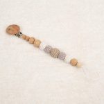 Sujetachupete de crochet y madera de haya natural libre de BPA, PVC, Ftalatos, cadmio y plomo con cordón de nylon de alta resistencia, bajo normativa europea EN12586:2007 (A1:2011) Color marrón
