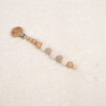 Sujetachupete de crochet y madera de haya natural libre de BPA, PVC, Ftalatos, cadmio y plomo con cordón de nylon de alta resistencia, bajo normativa europea EN12586:2007 (A1:2011) Color rosa