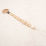 Sujetachupete silicona de grado alimentario libre de BPA, PVC, Ftalatos, cadmio y plomo. Pinza de madera y cordón de nylon de alta resistencia,bajo normativa europea EN12586:2007 (A1:2011) Color beige