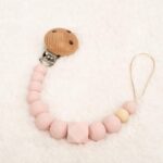 Sujetachupete silicona de grado alimentario libre de BPA, PVC, Ftalatos, cadmio y plomo. Pinza de madera y cordón de nylon de alta resistencia,bajo normativa europea EN12586:2007 (A1:2011) Color rosa pastel
