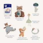 Tarta de pañales de tres pisos compuesto por 52 unidades marca Dodot sensitive, peluche principal zorro forest friends de Little Dutch. Este adorable zorrito de la colección Forest Friends adora los abrazos y el juego. Con su pelaje suave y esponjoso, es perfecto para acurrucarse. En su pata lleva una preciada seta que llevar a donde quiera que vaya. Embárcate en emocionantes viajes juntos a través del bosque mágico, rodeado de árboles y otros amigos del bosque. Al final de cada día, el zorro te envolverá en un acogedor abrazo con su larga cola, asegurándote de que te quedes dormido en paz. Edad recomendada 0+ Medidas 15 x 10 x 20 cm Sujeta chupetes de silicona Momma personalizado con el nombre del bebé. Cepillo y peine para bebé de madera 100% natural personalizado con el nombre del bebé. Chupetero muselina Seta producida en tejido muselina arrugada prelavada para mayor suavidad y absorción de humedad, con cinta para fijar el chupete. Sonajero seta forest friends de Little Dutch, agita esta seta aventurera! Escucharás un sonido agradable cada vez que juegues con él. El sonajero estimula la coordinación mano-ojo, está hecho de materiales maravillosamente suaves y puede ser fácilmente agarrado por las manos de los niños pequeños. Doudou zorro forest friends. Descripción ¡Un abrazo para consolarte! Este compañero de abrazos está listo para acurrucarse y consolarte donde y cuando lo necesites. El simpático zorro te calmará con su suavidad mágica, ofreciéndote un abrazo reconfortante siempre que necesites un amigo a tu lado. La tela suave de su cuerpo presenta detalles encantadores que incluyen etiquetas divertidas, un bordado de Forest Friends y dos nudos para que las pequeñas manos los agarren y sujeten. Con el práctico lazo, es fácil colocar un chupete para mantenerlo cerca. Edad recomendada 0+ Medidas 23 x 8 x 31 cm