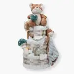 Tarta de pañales 3 pisos Baby Fox compuesto por 52 unidades marca Dodot sensitive, peluche principal zorro forest friends de Little Dutch. Este adorable zorrito de la colección Forest Friends adora los abrazos y el juego. Con su pelaje suave y esponjoso, es perfecto para acurrucarse. En su pata lleva una preciada seta que llevar a donde quiera que vaya. Embárcate en emocionantes viajes juntos a través del bosque mágico, rodeado de árboles y otros amigos del bosque. Al final de cada día, el zorro te envolverá en un acogedor abrazo con su larga cola, asegurándote de que te quedes dormido en paz. Edad recomendada 0+ Medidas 15 x 10 x 20 cm Sujeta chupetes de silicona Momma personalizado con el nombre del bebé. Cepillo y peine para bebé de madera 100% natural personalizado con el nombre del bebé. Chupetero muselina Seta producida en tejido muselina arrugada prelavada para mayor suavidad y absorción de humedad, con cinta para fijar el chupete. Sonajero seta forest friends de Little Dutch, agita esta seta aventurera! Escucharás un sonido agradable cada vez que juegues con él. El sonajero estimula la coordinación mano-ojo, está hecho de materiales maravillosamente suaves y puede ser fácilmente agarrado por las manos de los niños pequeños. Doudou zorro forest friends. Descripción ¡Un abrazo para consolarte! Este compañero de abrazos está listo para acurrucarse y consolarte donde y cuando lo necesites. El simpático zorro te calmará con su suavidad mágica, ofreciéndote un abrazo reconfortante siempre que necesites un amigo a tu lado. La tela suave de su cuerpo presenta detalles encantadores que incluyen etiquetas divertidas, un bordado de Forest Friends y dos nudos para que las pequeñas manos los agarren y sujeten. Con el práctico lazo, es fácil colocar un chupete para mantenerlo cerca. Edad recomendada 0+ Medidas 23 x 8 x 31 cm